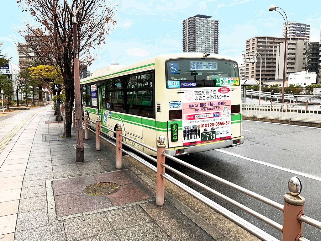 大阪市営バスに当センターが掲載されました（街中を走行するバス）
