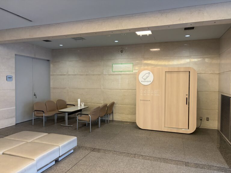 北斎場の待合ロビーにある個室型ベビーケアルーム mamaro
