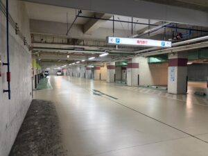地下駐車場 | 遺産相続手続まごころ代行センター 北斎場の地下駐車場内部