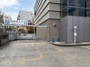 地下駐車場入口 | 遺産相続手続まごころ代行センター 北斎場地下駐車場入口。午後8時30分に閉鎖される旨の掲示がある