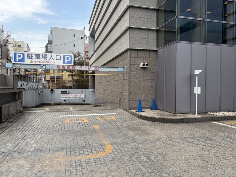 北斎場地下駐車場入口。午後8時30分に閉鎖される旨の掲示がある