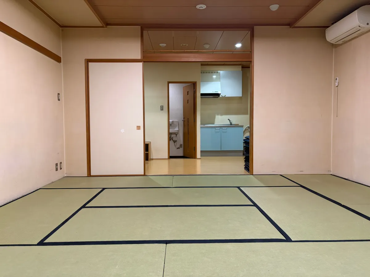 北斎場の小式場。和室の奥に湯沸室と洗面所がある